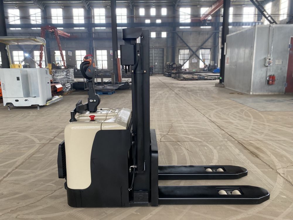 1.5 Ton Electric Pallet Stacker 7500mm Standard Lifting Height